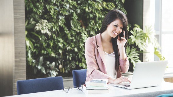 woman_working_business_woman_laptop_computer_prof